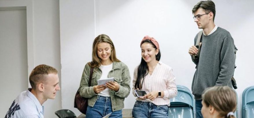 Seni Menghubungkan Pikiran: Mengapa Komunikasi Efektif Adalah Keterampilan Paling Vital?