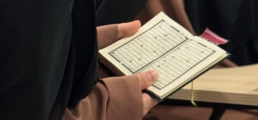 Al Quran: Pelita Abadi di Tengah Labirin Kehidupan Modern