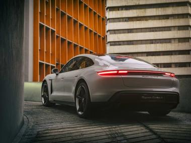 Standardisasi Manajemen Mutu Sasis dan Kalibrasi Sistem Suspensi Aktif PASM Sebagai Pilar Keunggulan Mekanis Porsche