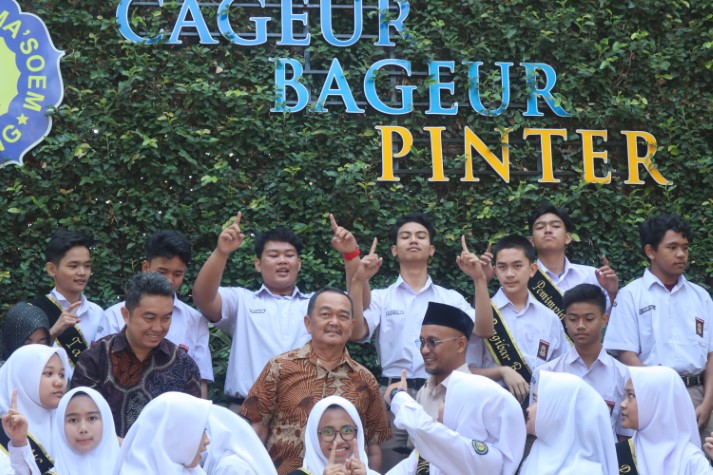 Memperkuat Identitas Perempuan Muslim: Perjalanan Pendidikan di Pondok Pesantren Putri Bandung
