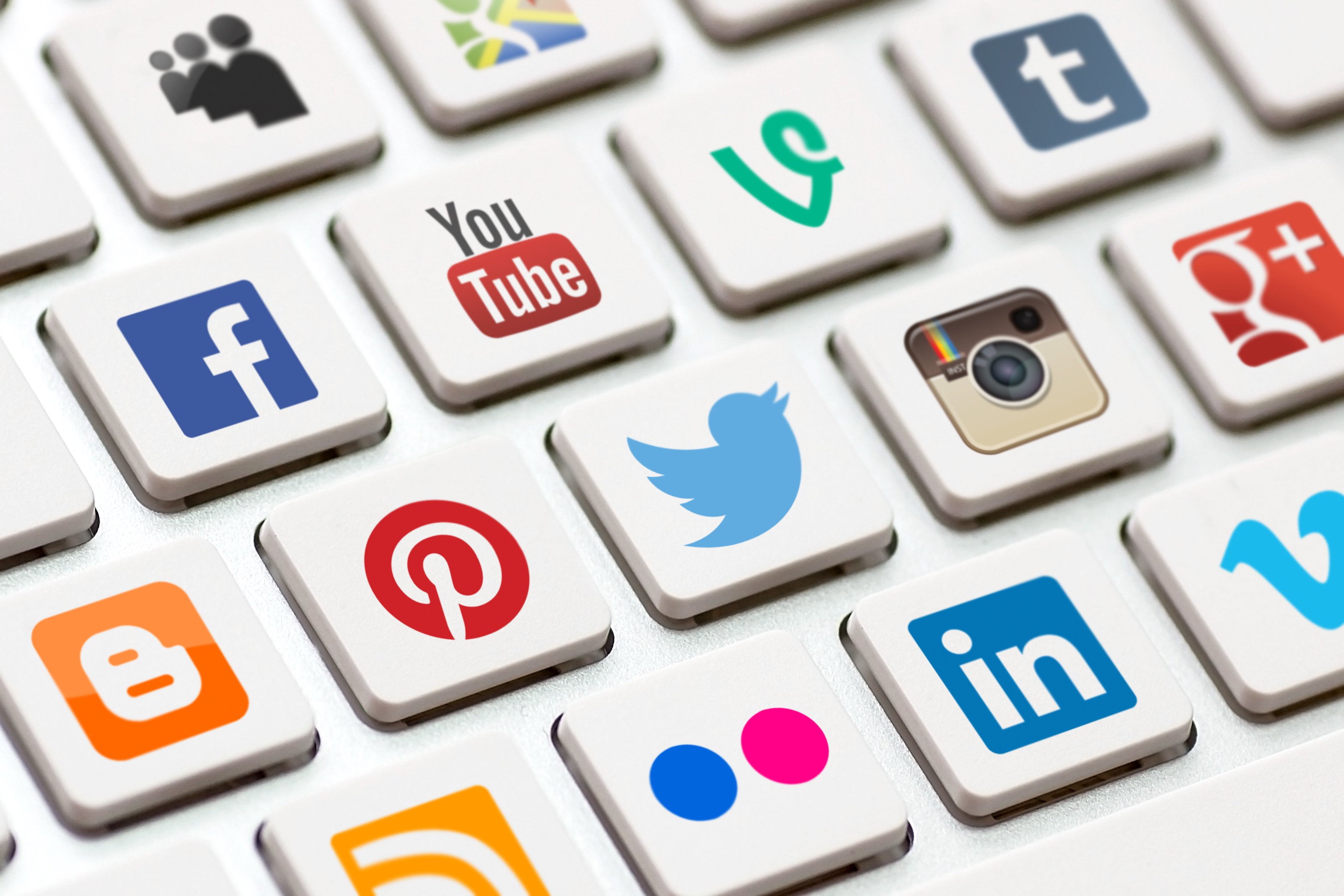 Panduan Memilih Platform Media Sosial untuk Bisnis: Kenali Keunggulan dan Manfaatnya Bersama Rajakomen.com