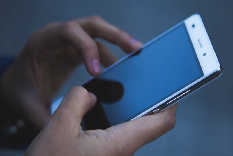 Meningkatkan Penjualan HP di Indonesia Melalui Promosi Merk HP di Internet dan Memanfaatkan Blogger untuk Review Positif