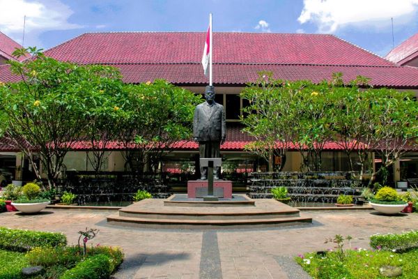 Perbandingan Fakultas Hukum Universitas Indonesia dengan Fakultas Hukum Lain