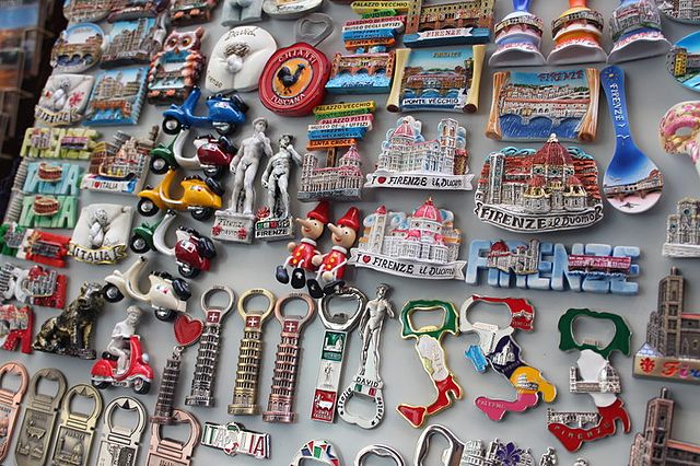 Souvenir Unik: Mengoptimalkan Sosmed untuk Bisnis Anda
